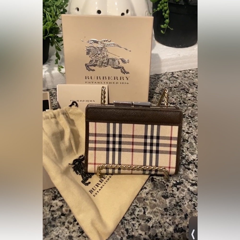Burberry EUC KissLock Wallet COA,Dust bag,care card